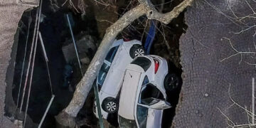 Panik në Itali! Hapet një gropë që thith makinat