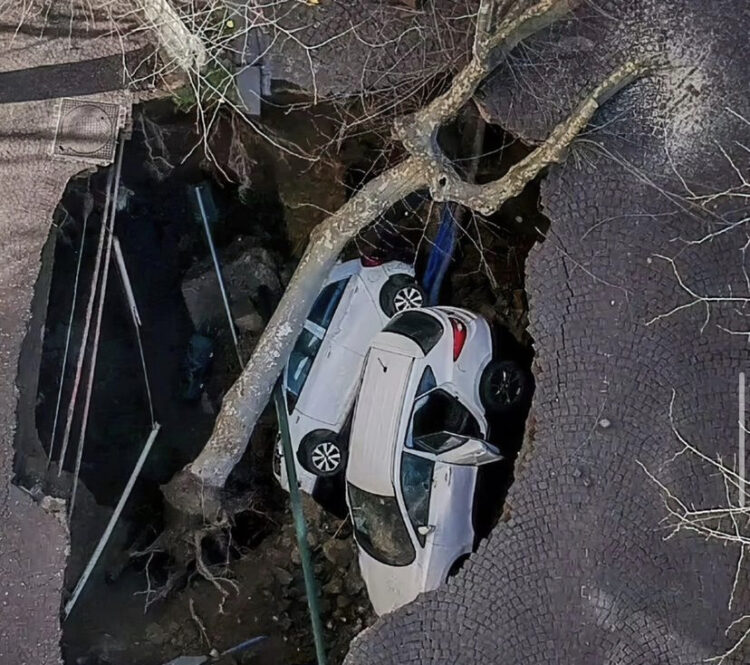 Panik në Itali! Hapet një gropë që thith makinat