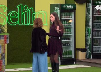 Agravon debati, Egla tenton të hedhë Françeskën në pishinë