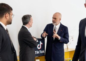 Pas shantazheve e vetëvrasjeve të shumta, Edi Rama shkon në zyrat e TikTok