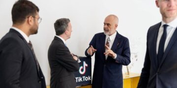 Pas shantazheve e vetëvrasjeve të shumta, Edi Rama shkon në zyrat e TikTok