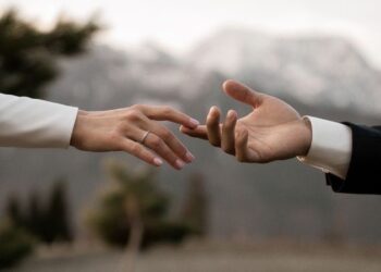 Si ta dini nëse një djalë ju pëlqen apo thjesht po luan me ju?