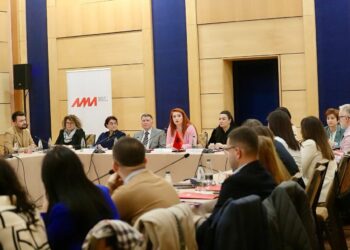 AMA organizon tryezë me gazetarë e gjuhëtarë për mbrojtjen e gjuhës shqipe