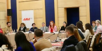 AMA organizon tryezë me gazetarë e gjuhëtarë për mbrojtjen e gjuhës shqipe