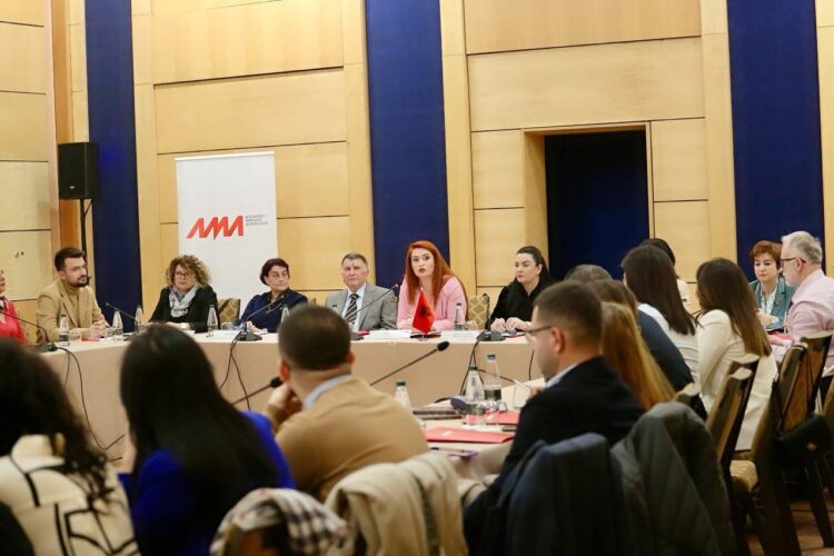 AMA organizon tryezë me gazetarë e gjuhëtarë për mbrojtjen e gjuhës shqipe