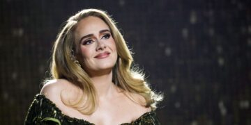 Ka bërë apo jo ndërhyrje në buzë? Rrëfehet Adele