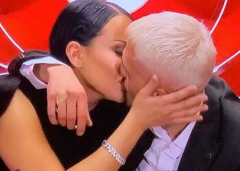 E papritur/ Bardhi ‘i rrëmben’ puthjen në buzë Sarës