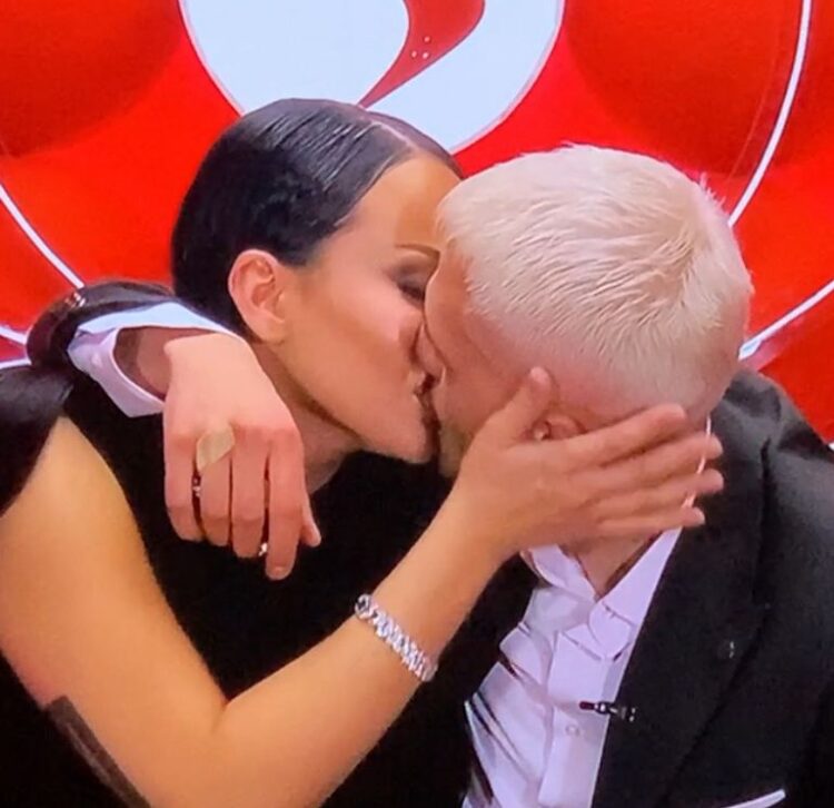 E papritur/ Bardhi ‘i rrëmben’ puthjen në buzë Sarës