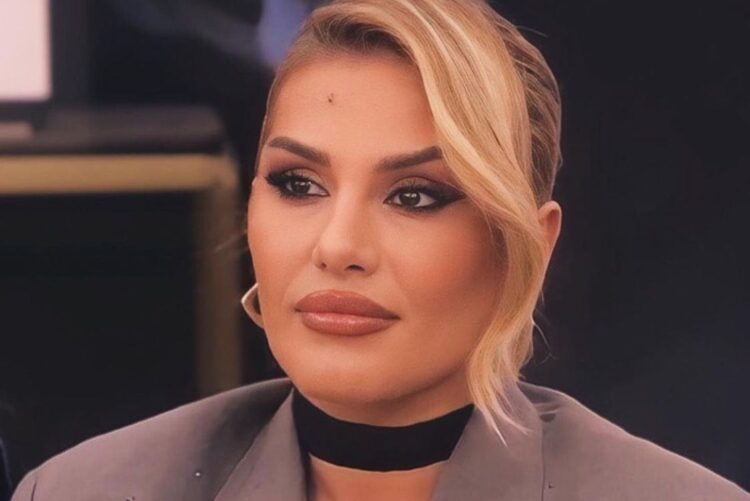 Çfarë i ndodhi? Ilnisa shpërthen në lot në oborr