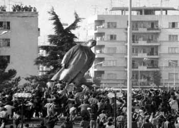 33-vite nga rënia e bustit të Enver Hoxhës, fundi i diktaturës në Shqipëri