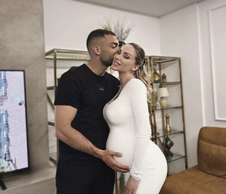 Një vit më parë u bënë prindër, merr fund martesa e Eros dhe Ajsel Grezdës?