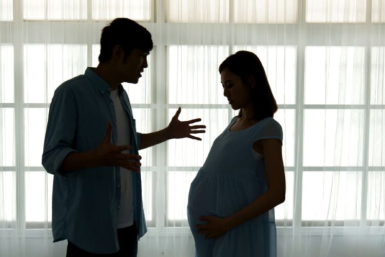 Tronditëse në Greqi! Shqiptari dhunon të dashurën shtatzënë që të dështojë