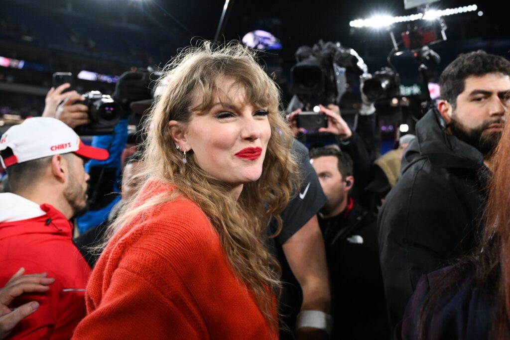 Taylor Swift dhuron 100,000 dollarë për gruan e vrarë në Super Bowl