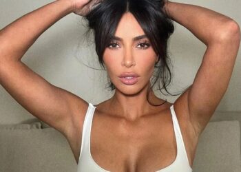 FOTO/ Kim Kardashian kapet ‘mat’ me ish-in