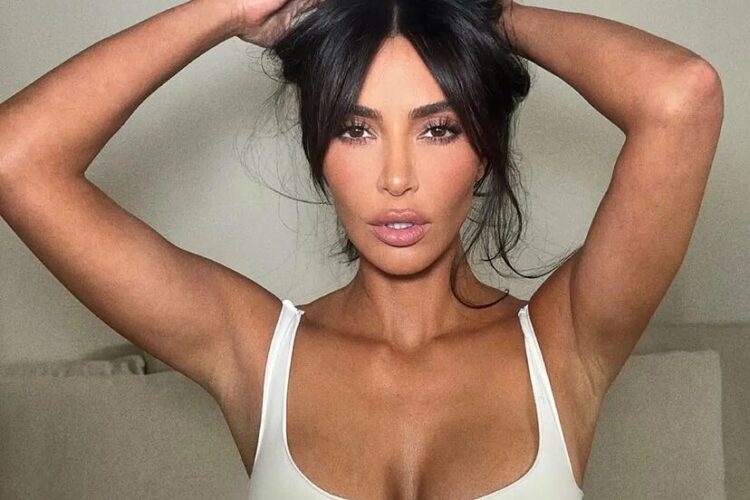 FOTO/ Kim Kardashian kapet ‘mat’ me ish-in