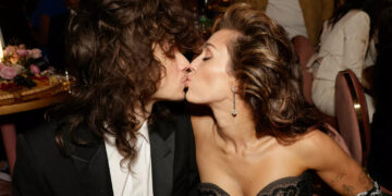 Çiftet më të bukur të “Grammy Awards” që shkëlqyen në tapetin e kuq