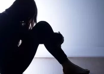 Tronditëse në Fier! I riu tenton të përdhunojë motrën dhe dhunon të ëmën