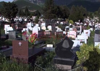 Skandal në varrezat e Tufinës/ Eshtrat e fëmijëve në paketime ëmbëlsirash