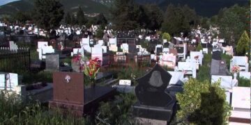 Skandal në varrezat e Tufinës/ Eshtrat e fëmijëve në paketime ëmbëlsirash