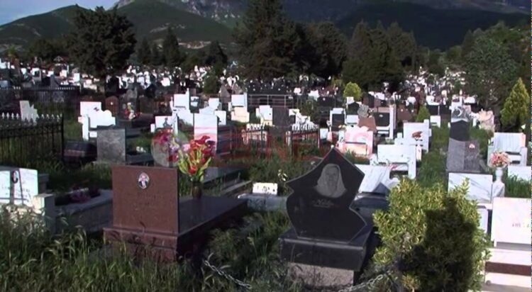 Skandal në varrezat e Tufinës/ Eshtrat e fëmijëve në paketime ëmbëlsirash