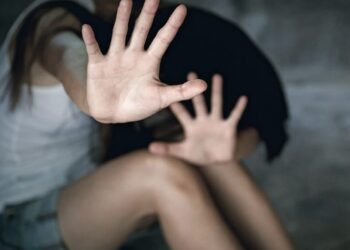 E tmerrshme/ Prindërit përdhunojnë vajzën për t’i mësuar të bënte seks