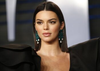 Kendall Jenner tërheq vëmendjen gjatë një daljeje në Paris