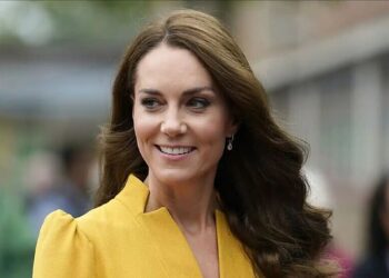 Kate Middleton ndan me fansat foton e parë me fëmijët pas operacionit