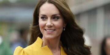 Kate Middleton ndan me fansat foton e parë me fëmijët pas operacionit