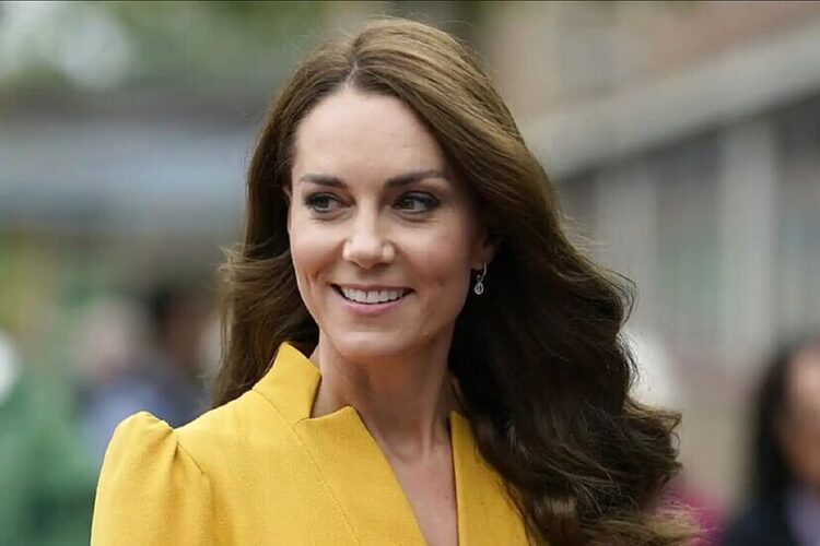 Kate Middleton ndan me fansat foton e parë me fëmijët pas operacionit