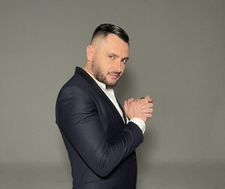 ‘Jam që jam thashë po bëj dhe gjoksin’/ Bes Kallaku bën ‘të pabërën’