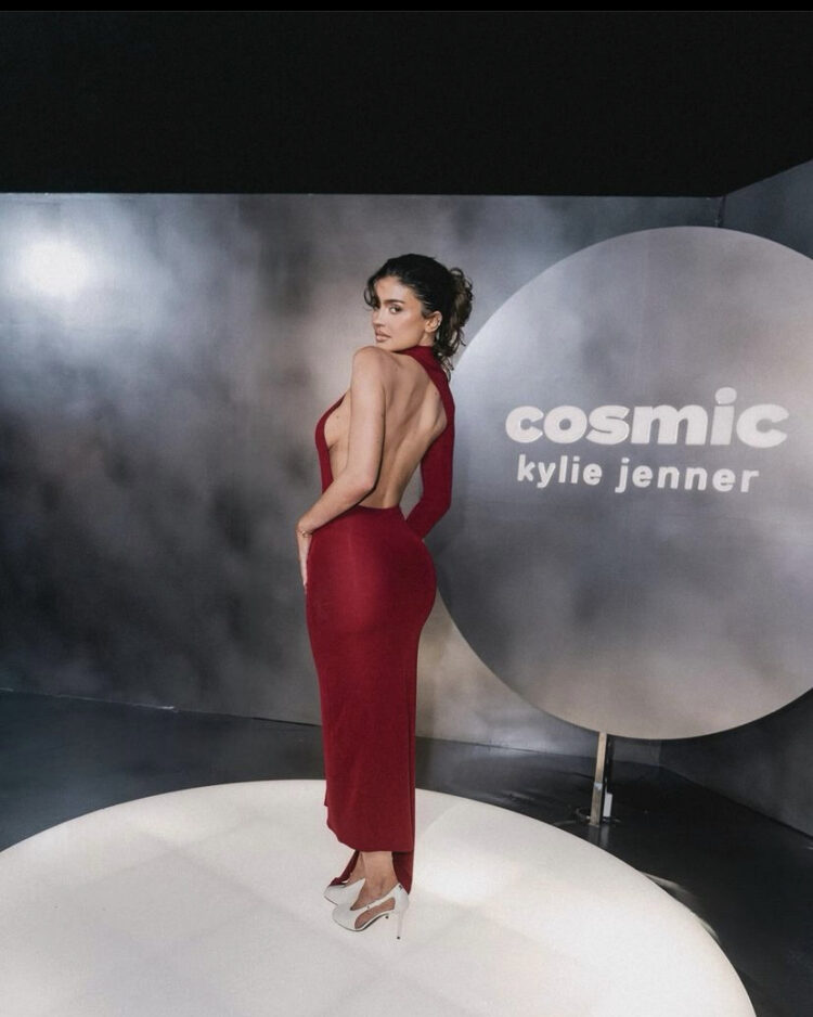 Kylie dhe shfaqja e saj seksi në festën e prezantimit për aromën në LA