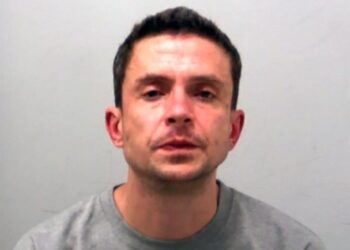 Dënohet burri i parë në Angli për dërgimin e fotove intime