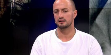 Krist Dragot zbulon portretin e të dashurës duke u puthur