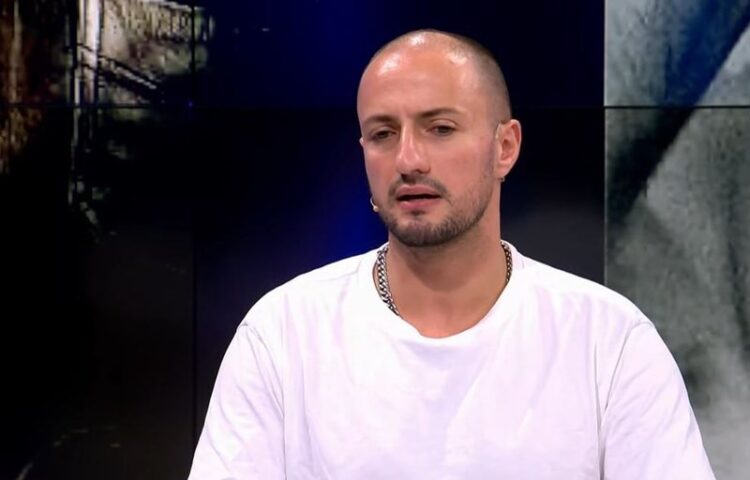 Krist Dragot zbulon portretin e të dashurës duke u puthur