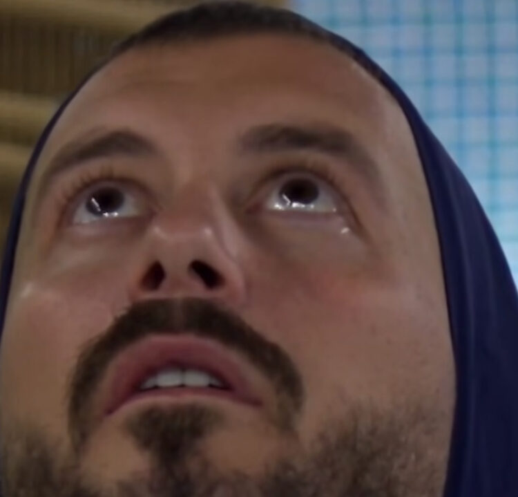 Me lot në sy, Romeo ngre i vetëm balonën