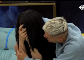 “Thjesht dua mamin”/ Sara përlotet, Bardhi i qëndron pranë