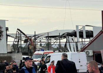 Rëndohet bilanci/ Babë e bir, viktima të shpërthimit në Lushnje