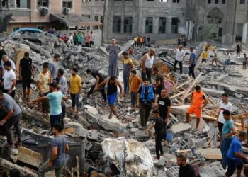 Agjërim në luftë, besimtarët në Gaza falen në gërmadha