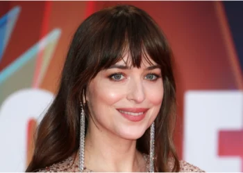 Dakota Johnson tregon si është të jesh njerka e dy adoleshentëve