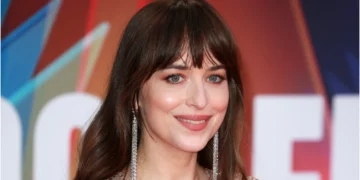 Dakota Johnson tregon si është të jesh njerka e dy adoleshentëve