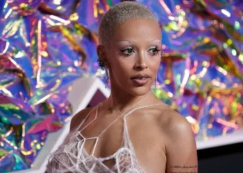 U kryqëzua në rrjet për modelin e flokëve, Doja Cat ua mbyll gojën fansave