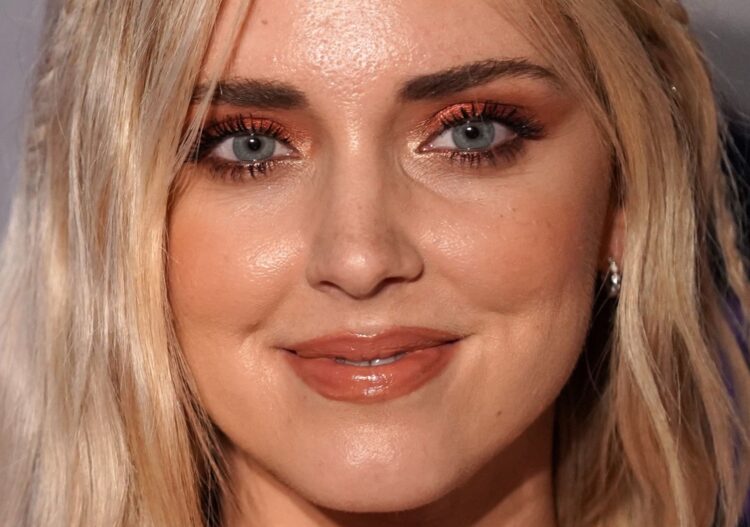 Chiara Ferragni klloun në kopertinën e L’Espresso, Fedez e mbron atë