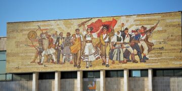 Bare dhe kafene/ Çfarë fshihet pas “drynit” të Muzeut Historik Kombëtar?