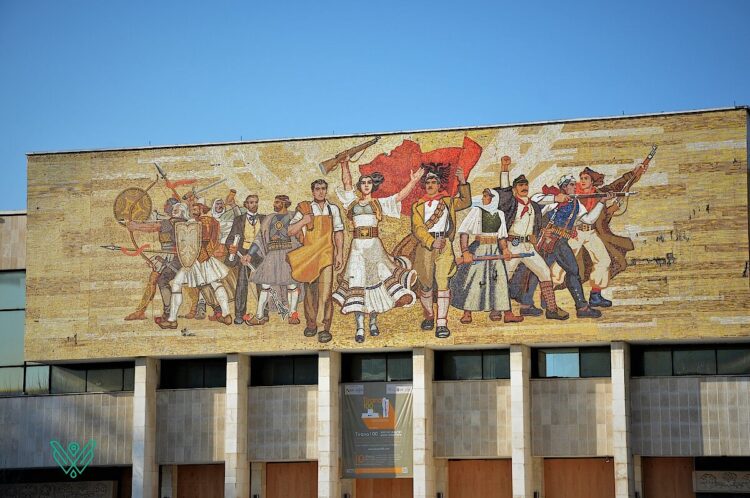 Bare dhe kafene/ Çfarë fshihet pas “drynit” të Muzeut Historik Kombëtar?