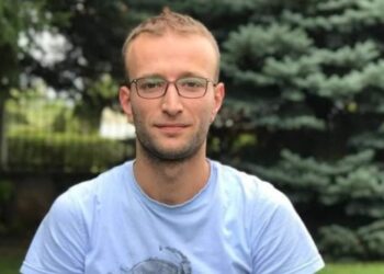 E rëndë! Djali i zyrtarit në Kosovë gjendet i vrarë pranë varrit të babait