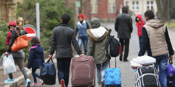 DailyMail: Bandat shqiptare ribashkojnë familjet në MB me taksi ilegale