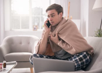 Punojnë edhe kur janë sëmurë? Ja çfarë thotë studimi i ri për amerikanët