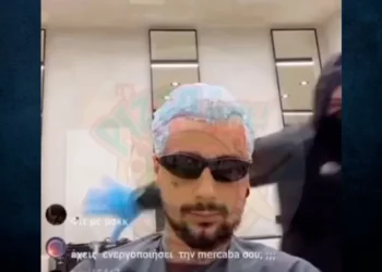 Ndodh live! Sin Boy dhunohet me karrige dhe grushta në berberhane