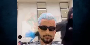 Ndodh live! Sin Boy dhunohet me karrige dhe grushta në berberhane