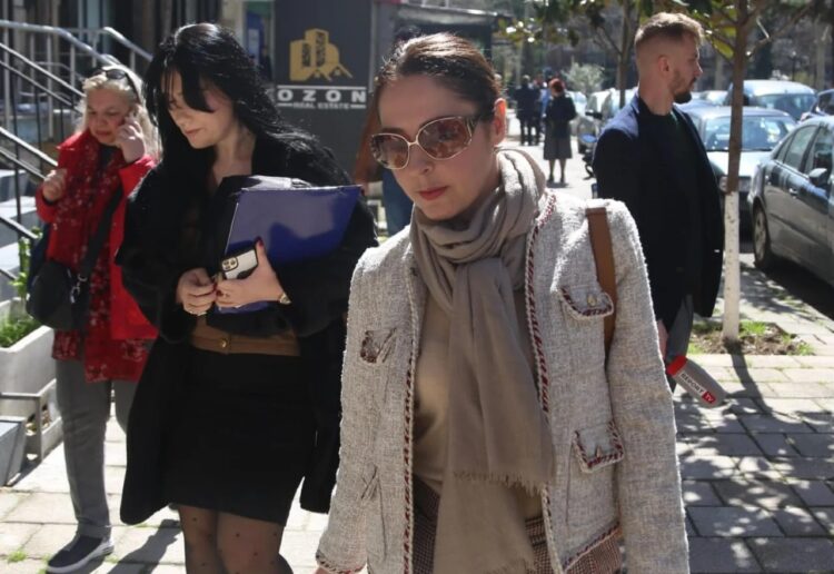 Elia Zaharia e vetme në Gjykatë, mungon Leka II, ç’ndodhi seancën e sotme?